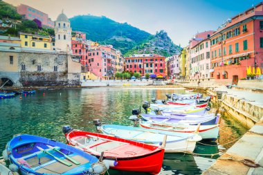 Vernazza pituresque şehir limanı Cinque Terre, İtalya