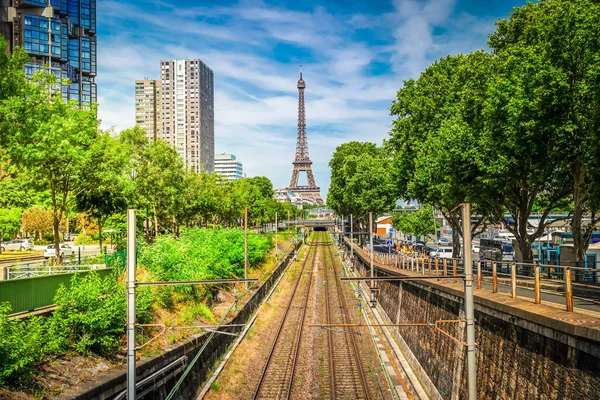 Torre Eiffel Con Moden Houses Raiload París Francia — Foto de Stock