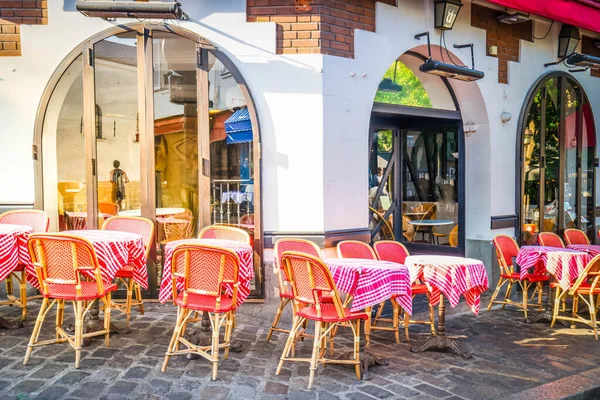 Pohled Romantickou Ulici Monmartre Kavárenskými Stoly Zblízka Paříž Francie — Stock fotografie