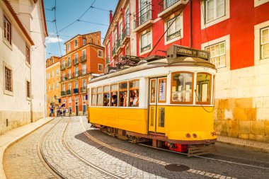 Alfama bölgesinin, Lizbon, Portekiz dar sokakta sarı tramvay