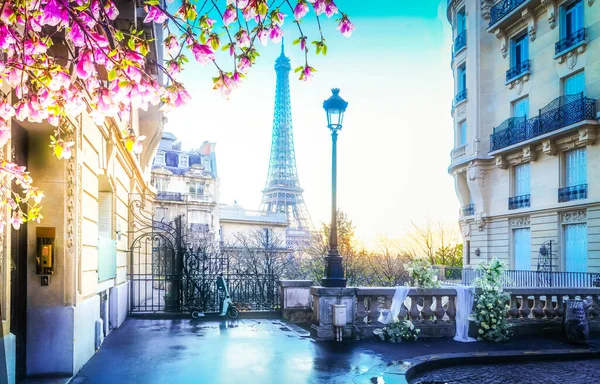 Acogedora Calle París Con Vistas Famosa Torre Eiffel Día Nublado — Foto de Stock