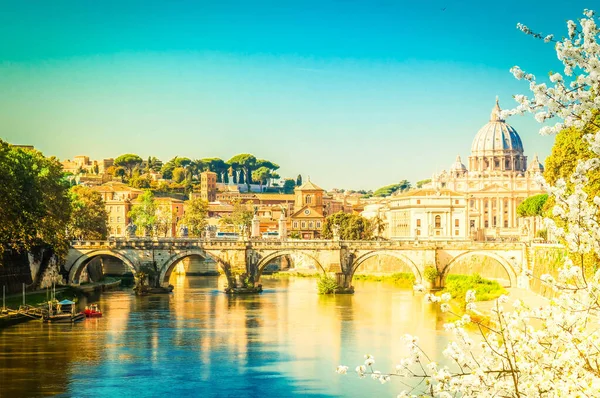 イタリアの春にローマの橋と川の上に聖ペテルス大聖堂 — ストック写真