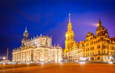 Almanya 'nın eski kenti Dresden gece aydınlandı. Avrupa 'nın tarihi ve kültürel merkezi.