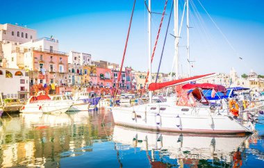 Marina Grande liman renkli küçük evler ve teknelerin Procida Island, İtalya