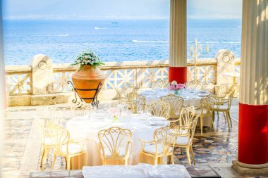 Akşam yemeği masa ve sandalyeler Amalfitana güzel ayrıntılarını yaz, Amalfi coast İtalya, deniz, yakın