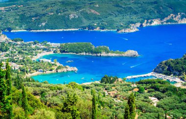 Yazın Korfu 'daki Paleokastritsa sahil körfezi manzarası, Yunanistan