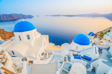Geleneksel Yunan köyü Santorini 'nin Oia' sı, mavi kilise ve köy çatıları, Yunanistan