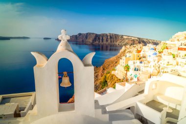 Beyaz kilise çanları ve deniz manzaralı volkan kalderası, Yunanistan 'ın Santorini adasının güzel detayları, retro tonlu