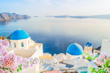 Beyaz kilise çan kubbesi, mavi kubbeler ve deniz manzaralı volkan kalderası, Yunanistan 'ın Santorini adasının güzel detayları