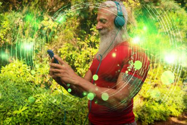 Beyaz sakallı son sınıf öğrencisi dışarıda koşuyor, telefonu tutuyor ve müziği seçiyor.