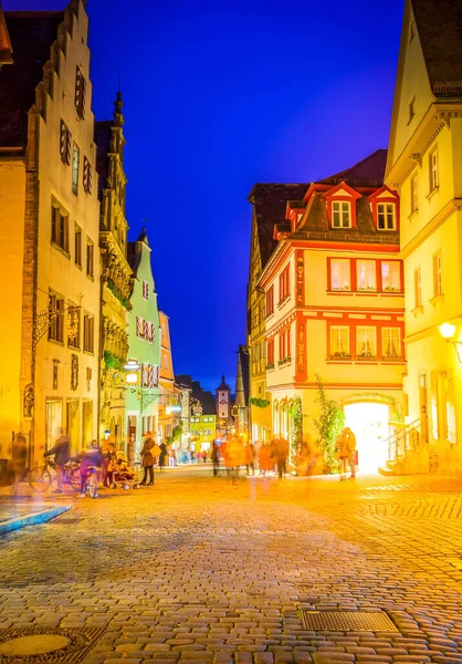 Almanya 'nın Rothenburg ob der Tauber şehrinde gece caddesi