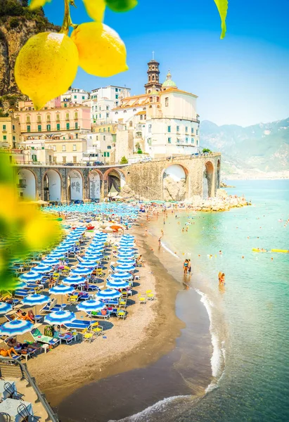 Amalfi Cidade Velha Verão Atrani Praia Com Guarda Chuvas Itália — Fotografia de Stock