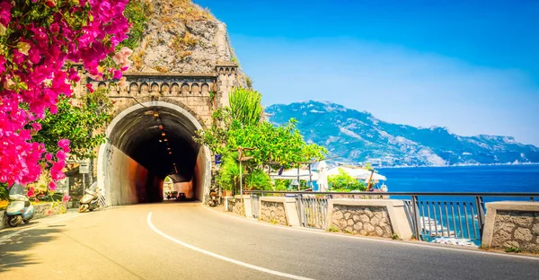 Picturesque Winding Road Amalfi Summer Coast Tyrrhenian Sea Flowers Italy — Foto de Stock