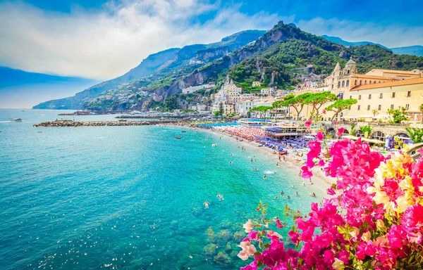 Amalfi Cidade Praia Verão Com Água Azul Limpa Flores Itália — Fotografia de Stock