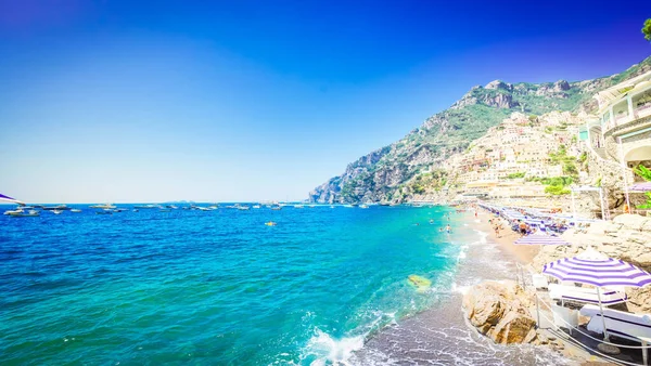 ポジターノのティレニア海とビーチ 有名な古いイタリアのリゾート イタリア ウェブバナー形式 — ストック写真