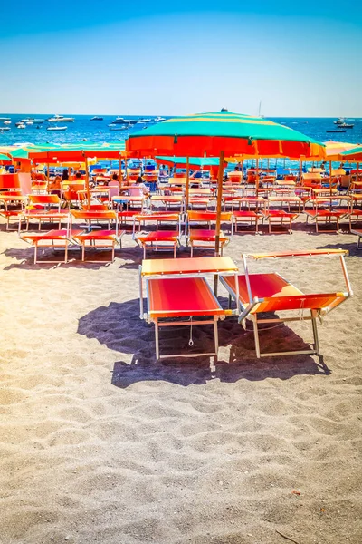 カラフルな Umrellas とポジターノのビーチ 有名な古いイタリアのリゾート地 イタリアの椅子 — ストック写真