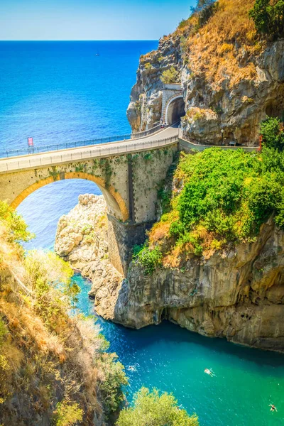 Известный Живописный Виадук Извилистая Дорога Над Морем Побережья Амальфи Италия — стоковое фото