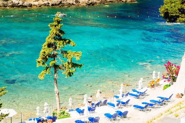 Paleokastritsa Beach Bay Sunbeds Ionian Sea Clear Water Korfu Greece — Stock Photo, Image