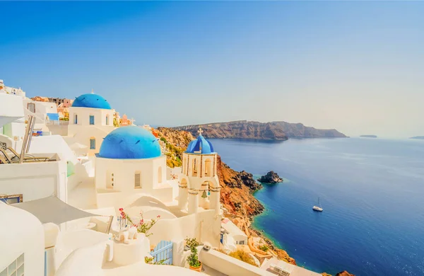 전통적 그리스 산토리니의 오이아 바다와 칼데라를 배경으로 파란색 그리스 — 스톡 사진