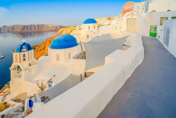 Ulica Tradycyjnej Greckiej Miejscowości Oia Santorini Niebieskimi Kopułami Przeciwko Morzu — Zdjęcie stockowe