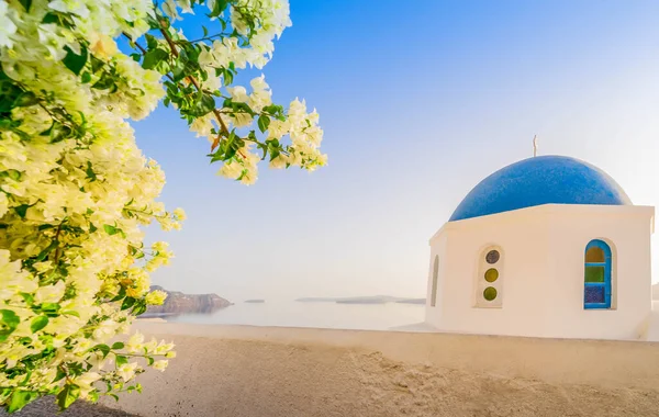 Traditionelles Griechisches Dorf Oia Von Santorin Mit Blauer Kuppel Und — Stockfoto