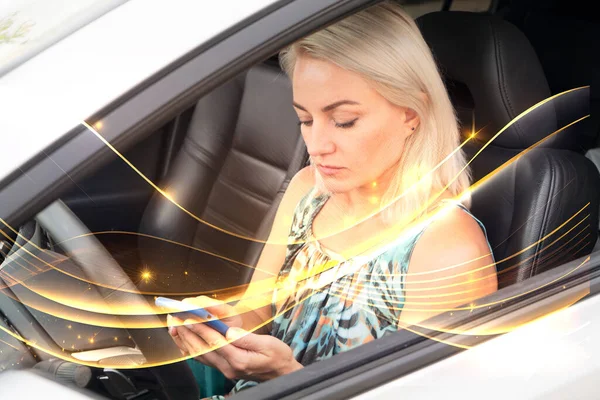 幸せな笑顔の女性は車を運転し 電話でテキストメッセージ 現代都市生活の概念 — ストック写真