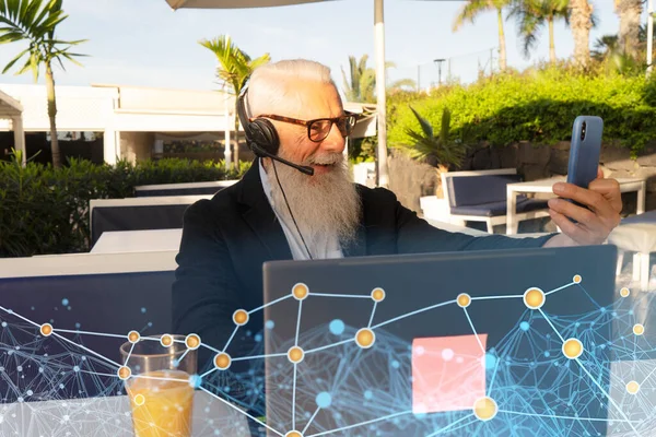 Старший Чоловік Працює Ноутбуком Розмовляє Телефону Підключенням Відео Чату Кафе — стокове фото