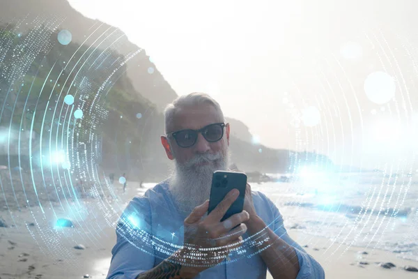 Senior Man Talar Telefon Havet Stranden Avlägsen Online Arbete Och — Stockfoto