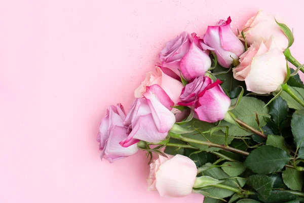 結婚式や母の日の背景ピンクの背景に花束 — ストック写真