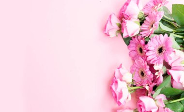 düğün ya da anneler günü geçmişi, pembe arka planda bir buket gül ve herberalar.