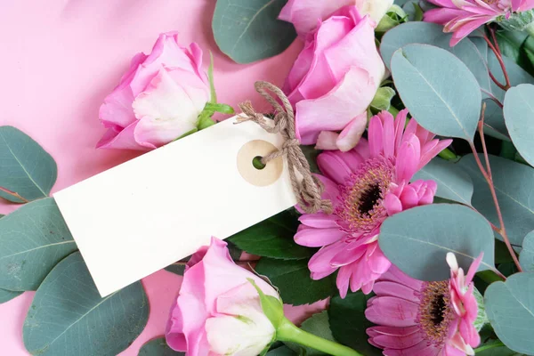 婚礼或母亲节背景 一束玫瑰和芙蓉 带有新鲜的桉树叶 覆盖在浅粉色背景上 抄写在纸上 — 图库照片