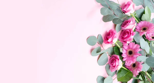결혼식 어머니 장미와 제강소를 곁들인 꽃다발 유칼립투스 분홍색 — 스톡 사진