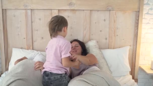 Lyckliga Föräldrar Med Två Små Barn Pojkar Som Springer Till — Stockvideo