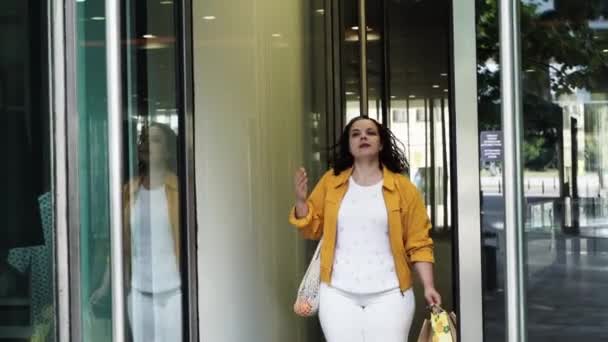 Happy Curvy Woman Ecologic Craft Shopping Bags Enjoying Shopping Consumerism — Vídeo de stock