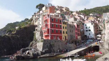 İtalya Cinque Terre 'de demirlemiş tekneleri olan Riomaggiore resimli bir kasaba.