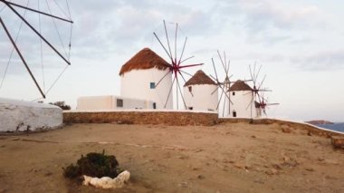 Mykonos adasının ünlü yel değirmenlerinin taşınması, Yunanistan 'ın Mykonos Adası' na yakın