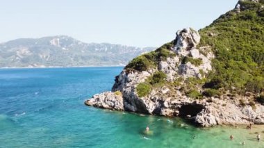 Korfu, Yunanistan 'daki Paleokastrica plajı ve İyon denizi, panoramik çekim