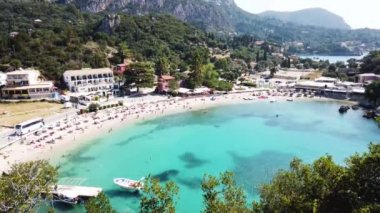 Korfu, Yunanistan 'daki Paleokastrica plajı ve İyon denizi, panoramik çekim