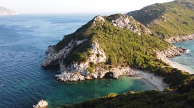 Timoni sahili ve Yunanistan Korfu 'daki İyon denizi manzarası, panoramik çekim