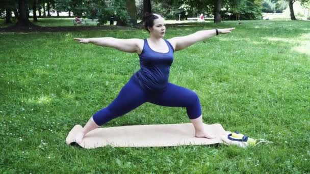 Woman Sports Exercise Weight Loss Fresh Air Happy Curvy 40S — Stock Video