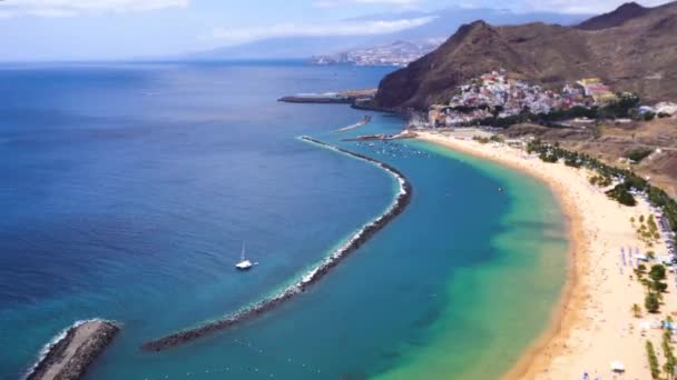 Vista Aérea Playa Las Teresitas Pueblo San Andrés Montañas Tenerife — Vídeo de stock