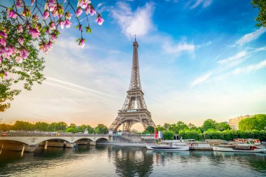 Paris Eyfel Kulesi ve Paris, Fransa 'da gün doğumuyla Seine Nehri. Eyfel Kulesi, Paris 'in en ikonik simgelerinden biridir, web pankartı biçimi