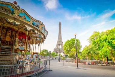 Paris Eyfel Kulesi ve Trocadero Bahçeleri 'ndeki patika Paris, Fransa' da gün doğumunda. Web pankartı biçimi. Eyfel Kulesi, Paris 'in en ikonik simgelerinden biridir..