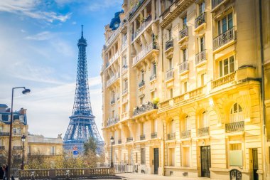 Meşhur Eyfel Kulesi ve yazın Paris şehri, güneşli Paris Fransa