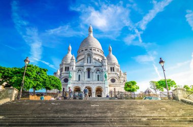 Dünyaca ünlü Sacre Coeur kilise cephesi yazın Paris, Fransa