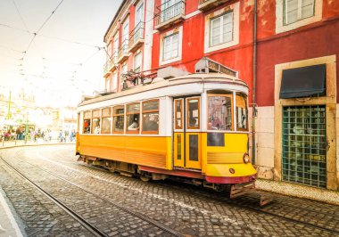 Alfama bölgesinin, Lizbon, Portekiz dar sokakta sarı tramvay