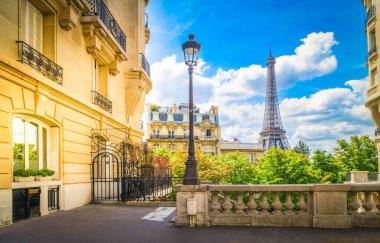 Ünlü Eyfel Kulesi ve Paris şehri yazın, Paris Fransa