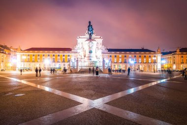 Lizbon 'da ticaret meydanı Praca do Comercio, geceleri aydınlık, Portekiz