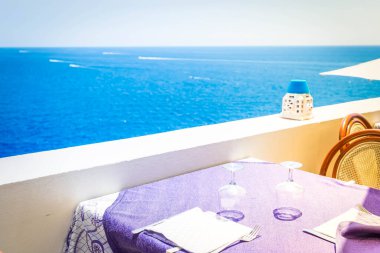 Deniz kenarındaki yemek masaları, yazın Amalfitana 'nın güzel detayları, İtalya' nın Amalfi sahili.