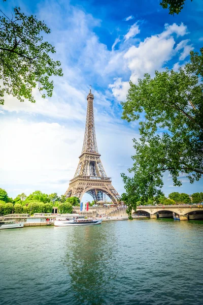 Słynne Zabytki Paryża Wieża Eiffla Zielone Drzewo Nad Rzeką Paryż — Zdjęcie stockowe
